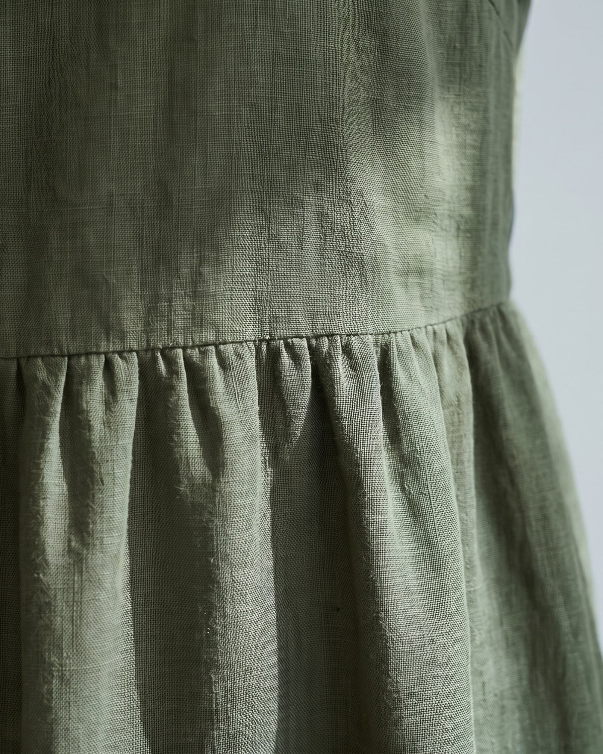 Olivgrön linneklänning. #Color_Olive green