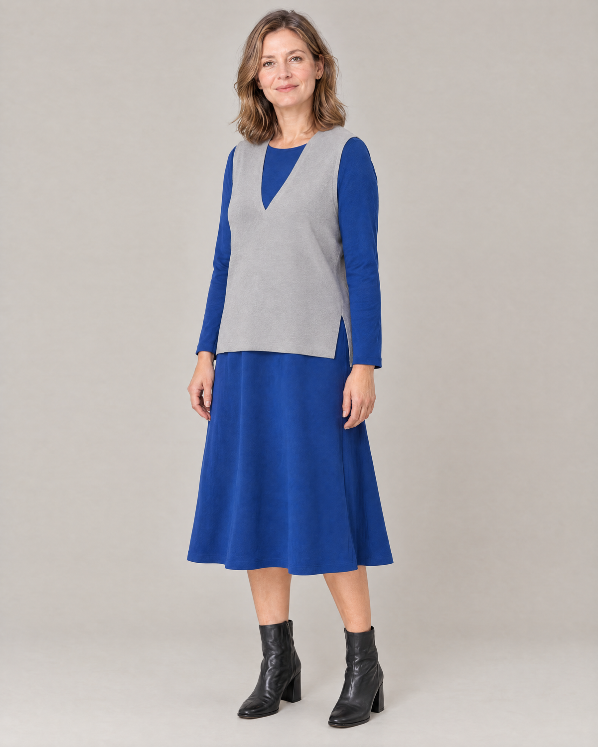 LIGHT VEST light grey, three-quarter view showing the side slit and relaxed straight fit