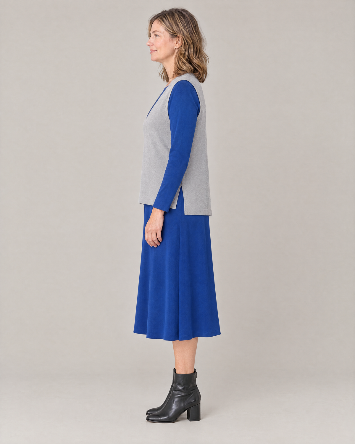 LIGHT VEST light grey, side view with the sleeveless armhole and the slightly longer back