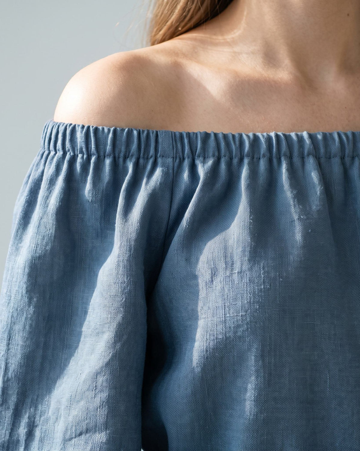 MOON – Blue off-shoulder linen midi dress, fabric detail close-up #Color_Blue