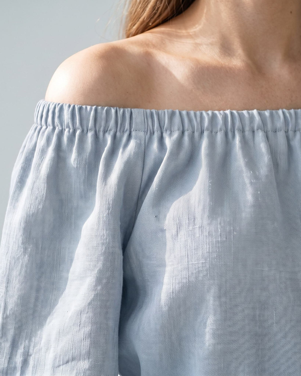 MOON – Light blue off-shoulder linen midi dress, fabric detail close-up #Color_Light blue