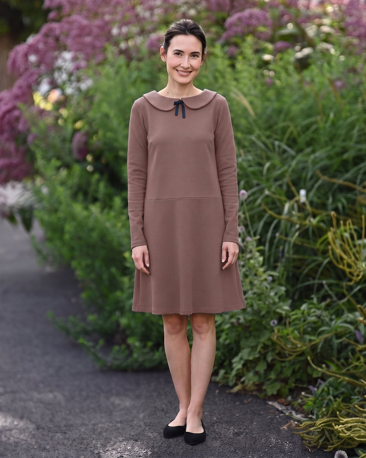 PARISIAN – Cacao suknelė, lifestyle vaizdas sode #Color_Cacao