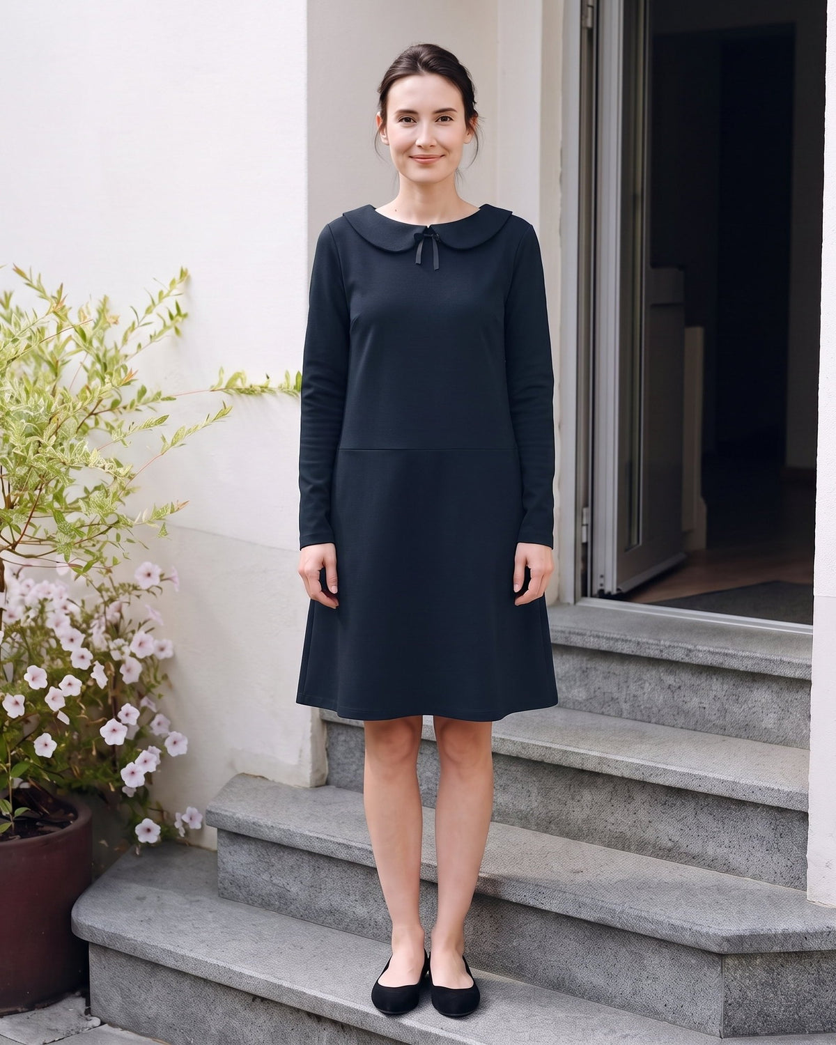 PARISIAN – Deep blue suknelė, lifestyle vaizdas ant laiptų #Color_Deep blue