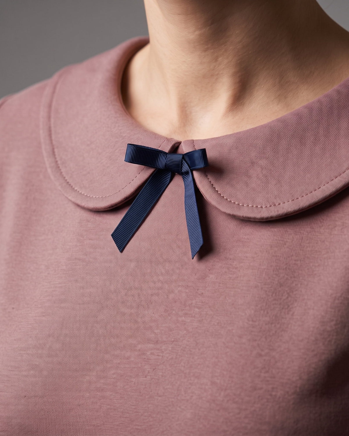PARISIAN – Dusty rose suknelė, apykaklės ir kaspino detalė #Color_Dusty rose