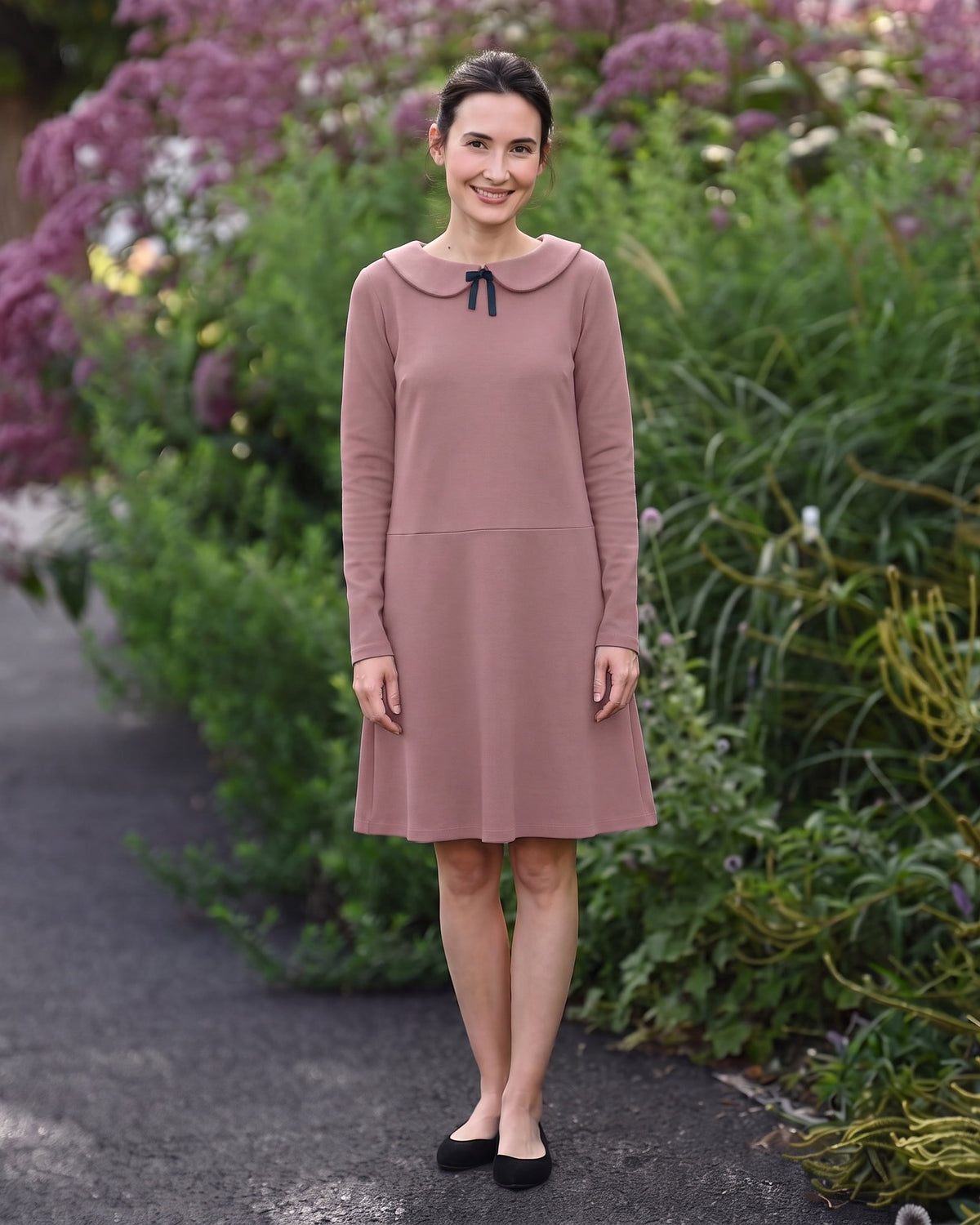 PARISIAN – Dusty rose suknelė, lifestyle vaizdas sode #Color_Dusty rose