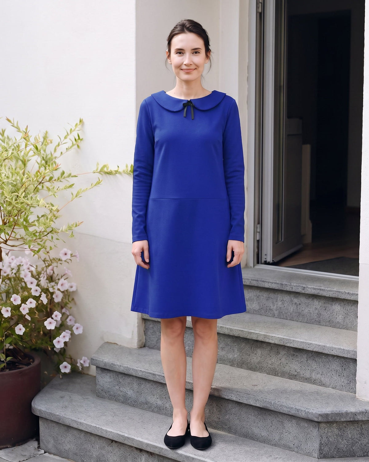 PARISIAN – Sapphire blue suknelė, lifestyle vaizdas ant laiptų #Color_Sapphire blue