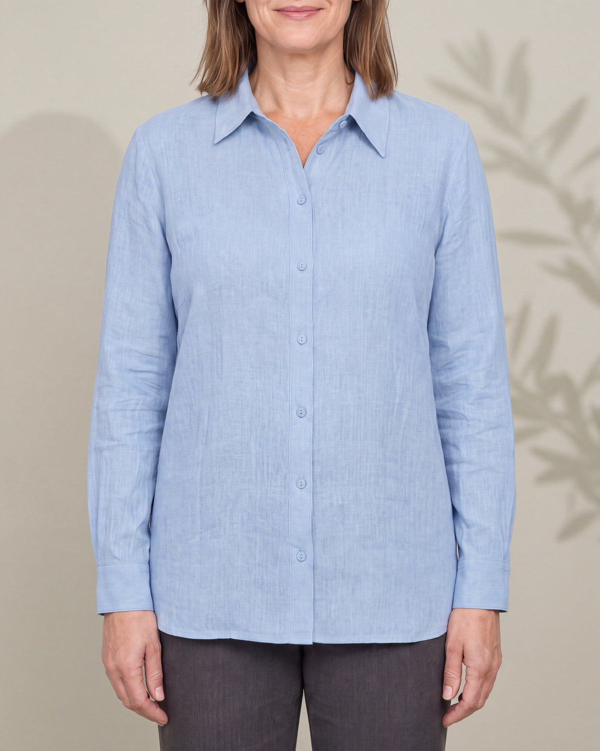 SOFT SHIRT Light Blue linen long-sleeve shirt, close front view