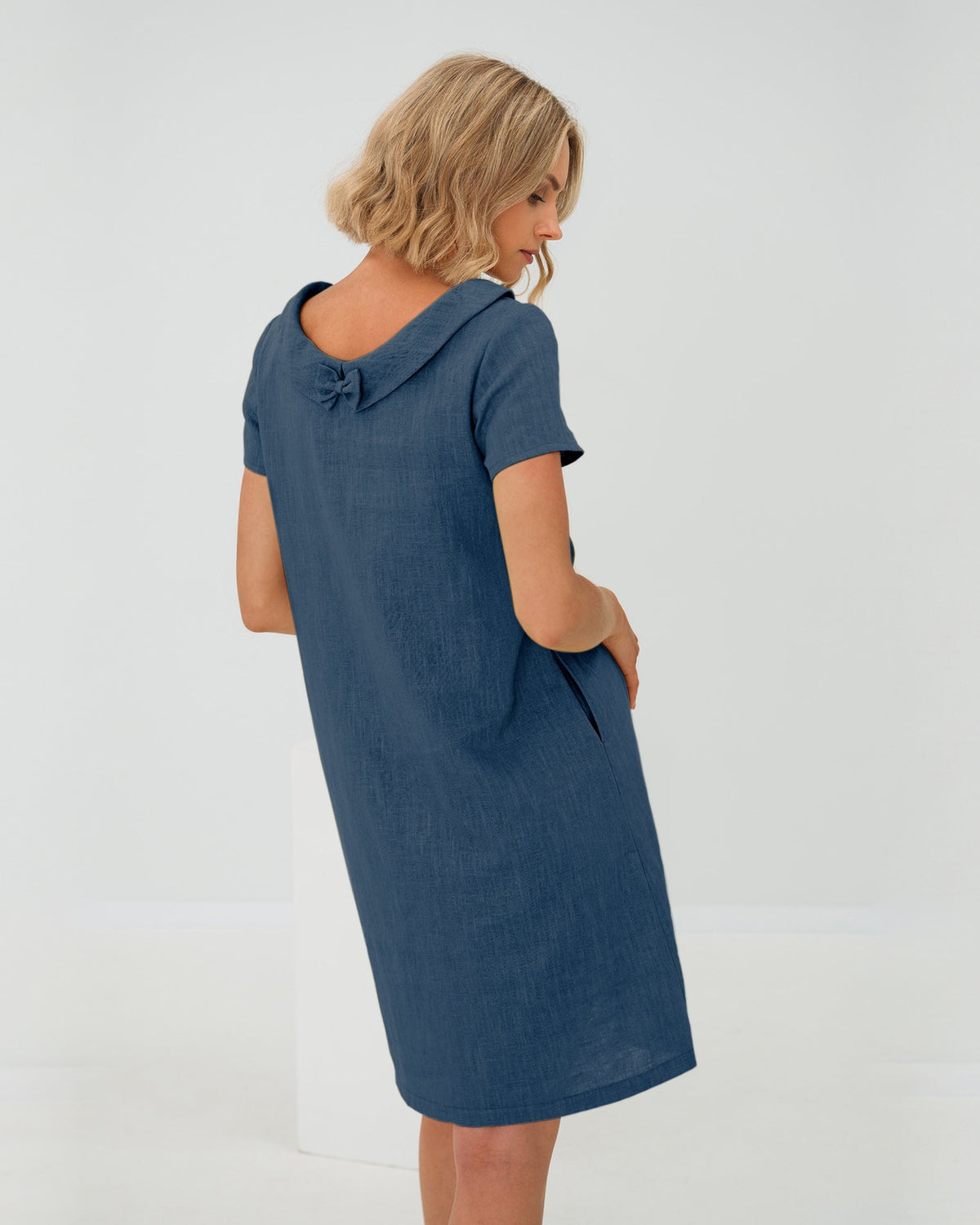 LeMuse STORY linen dress in blue – studio back view #Color_Blue