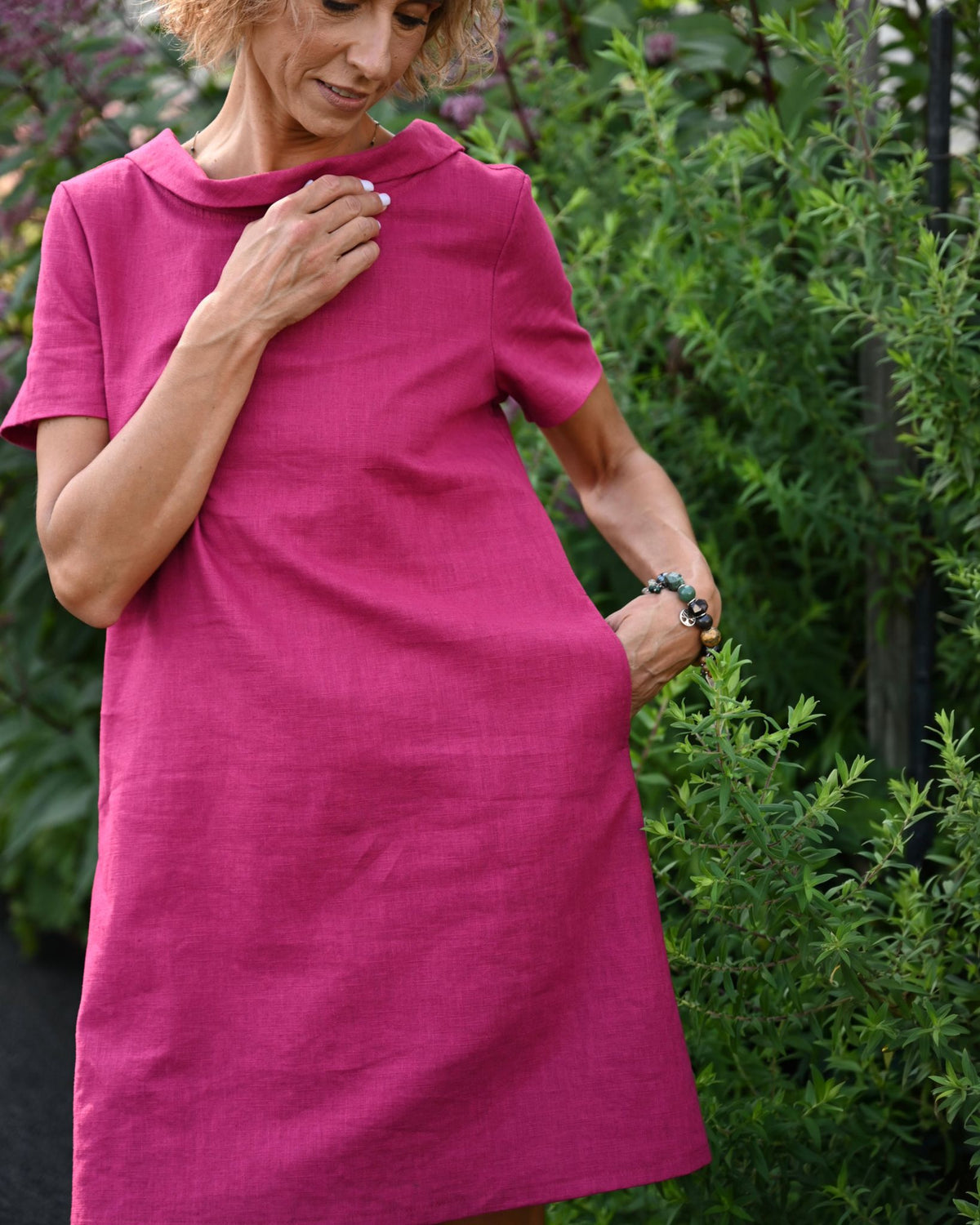 LeMuse STORY linen dress in cerise – front collar close-up #Color_Cerise