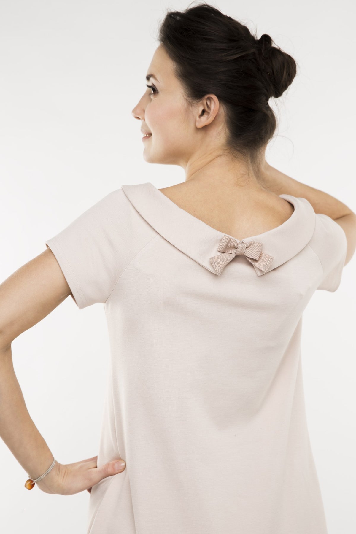 STORY Punto Milano – nude dress, close-up of the portrait collar with bow at the back #Color_Nude