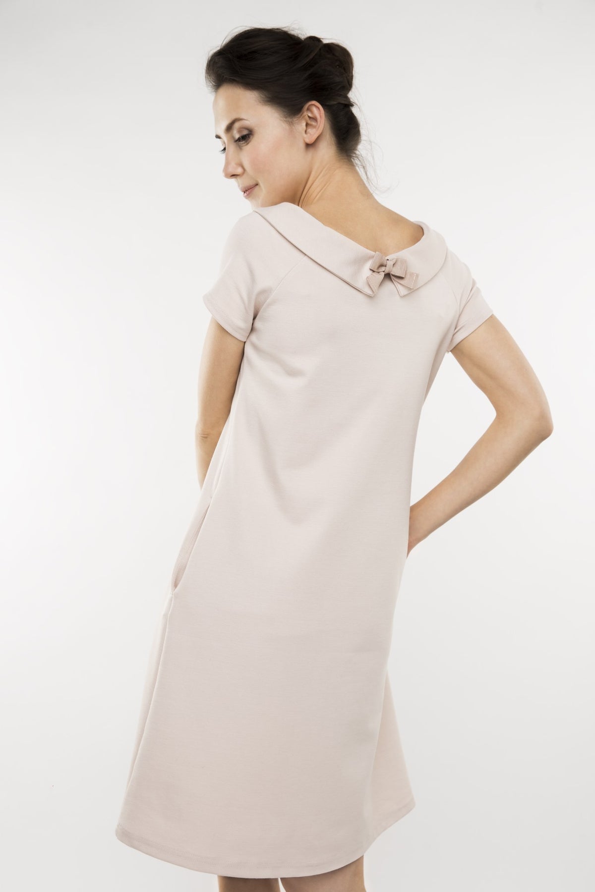 STORY Punto Milano – nude dress, back view showing the collar bow, studio #Color_Nude