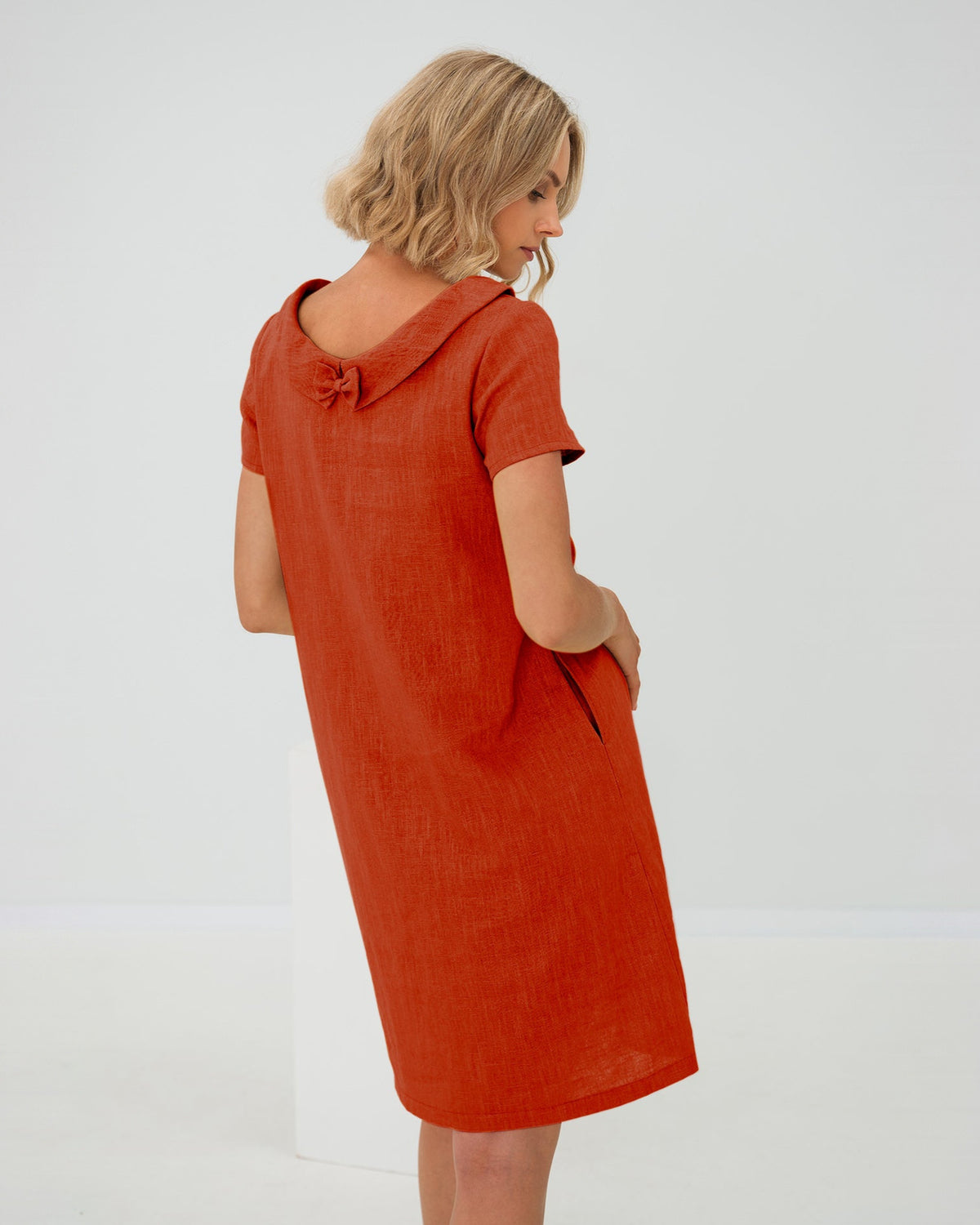LeMuse STORY linen dress in orange – studio back view #Color_Orange