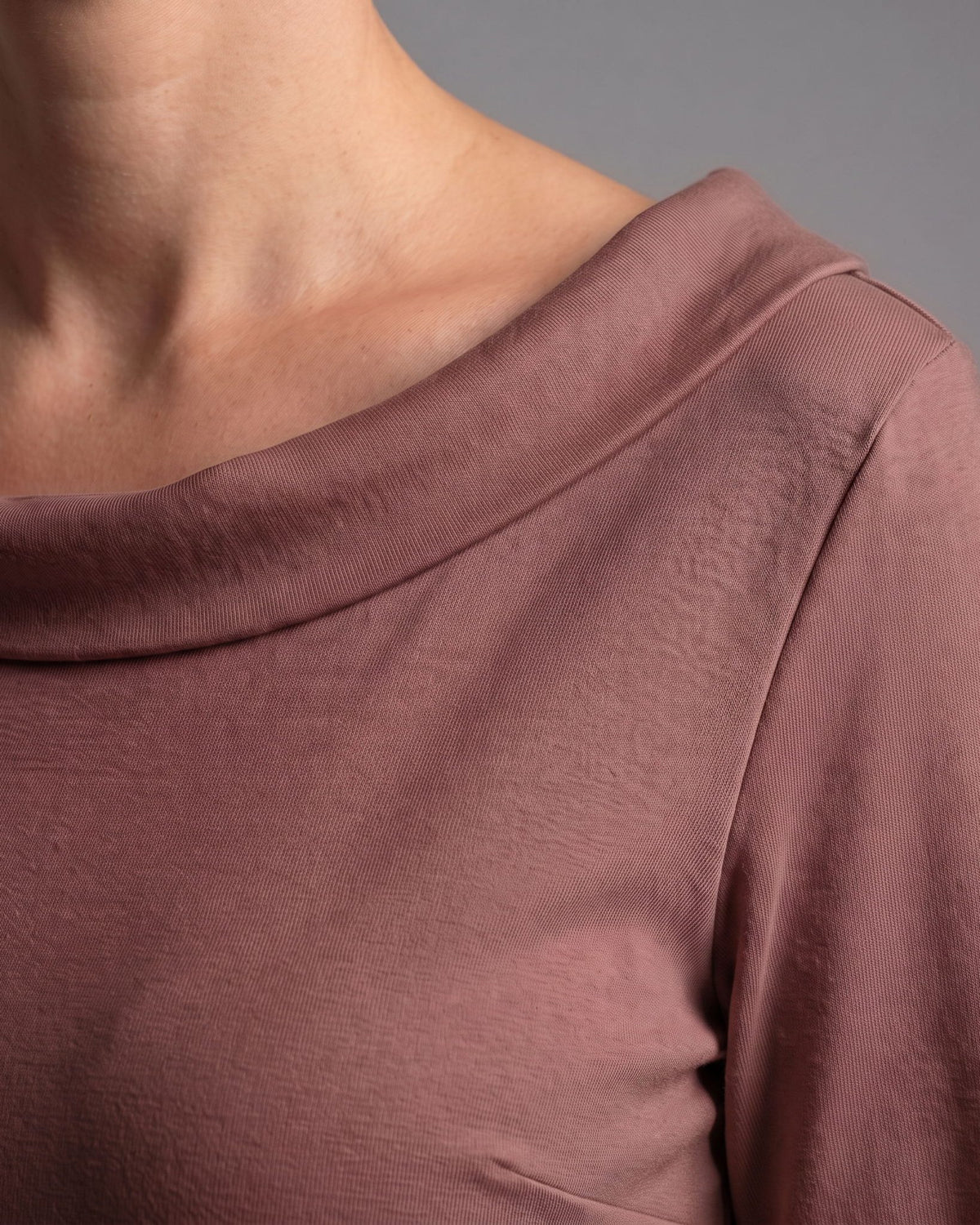 STORY Punto Milano – cacao dress, close-up of the folded portrait neckline and knit texture #Color_Cacao