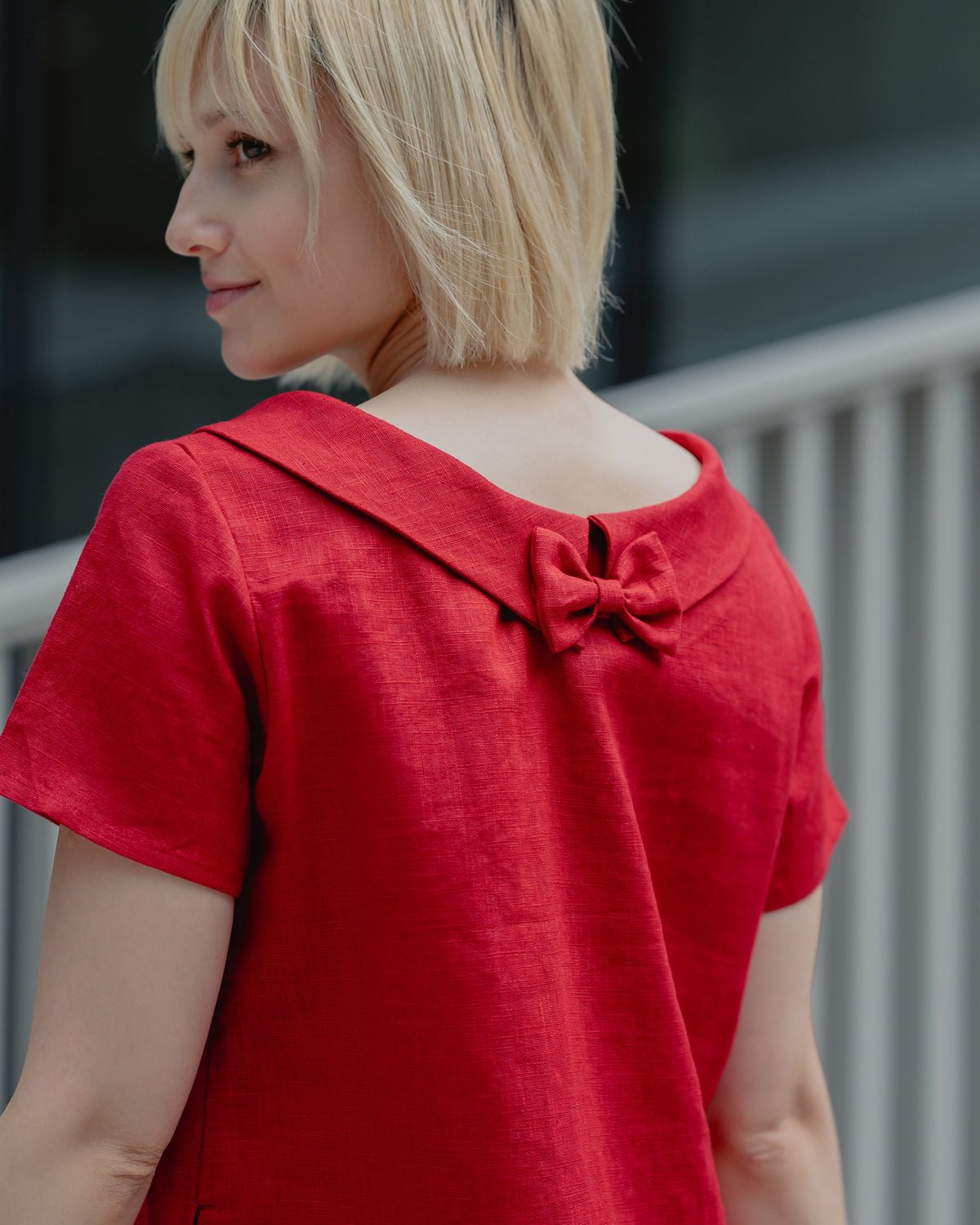 LeMuse STORY linen dress in red – back neck bow close-up #Color_Red
