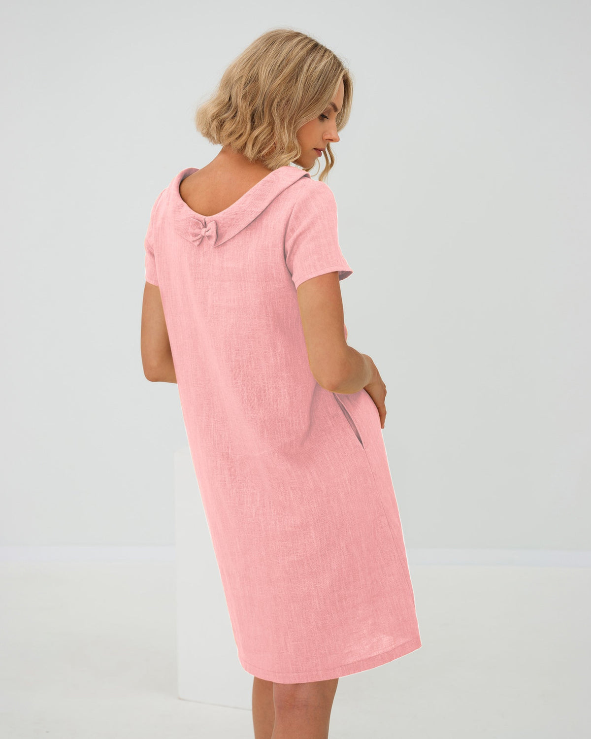 LeMuse STORY linen dress in rose – studio back view #Color_Rose