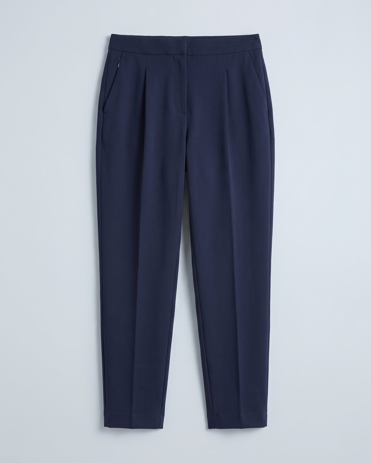 Pantalon fuselé bleu encre TRAVEL posé à plat pour montrer toute la silhouette
