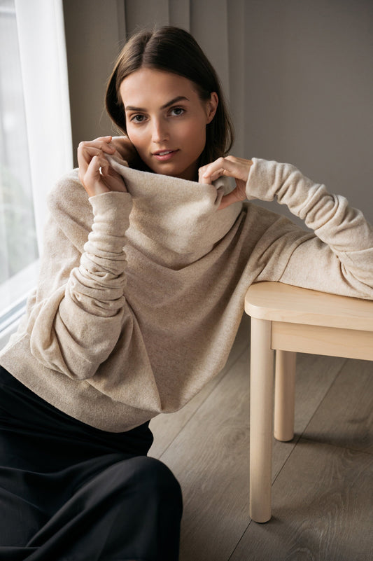 Cute sweater in cream wool POEM