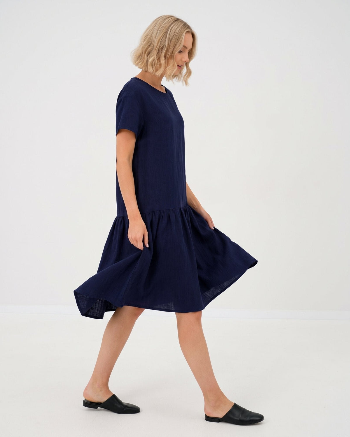 LeMuse BLOSSOM linen dress in deep blue – side movement #Color_Deep blue