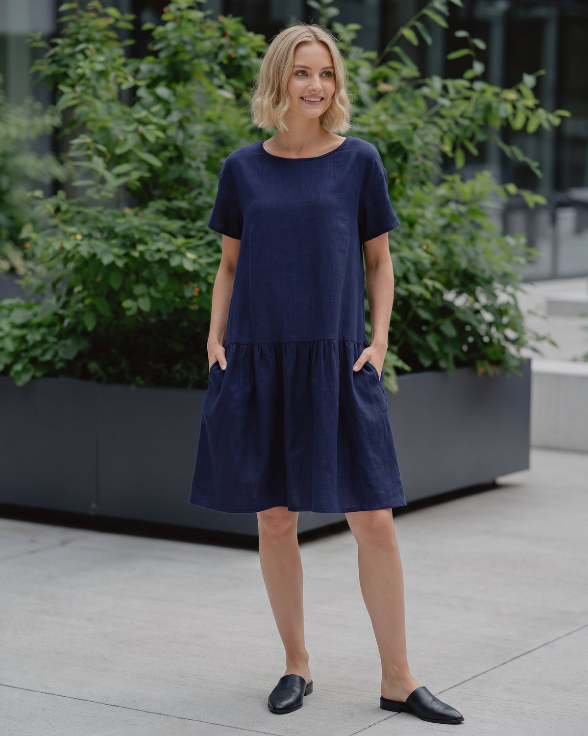 LeMuse BLOSSOM linen dress in deep blue – lifestyle outdoors #Color_Deep blue