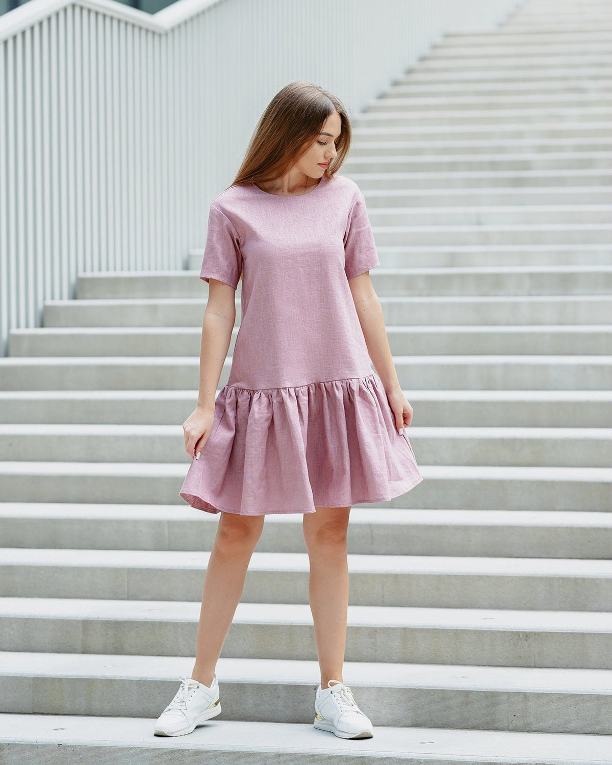 LeMuse BLOSSOM linen dress in dusty rose – front on stairs #Color_Dusty rose