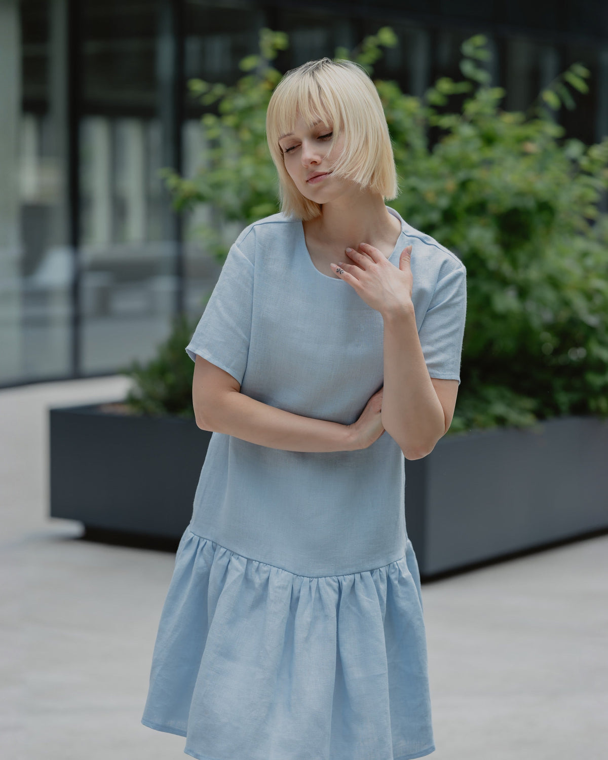 LeMuse BLOSSOM linen dress in light blue – 3/4 outdoors #Color_Light blue