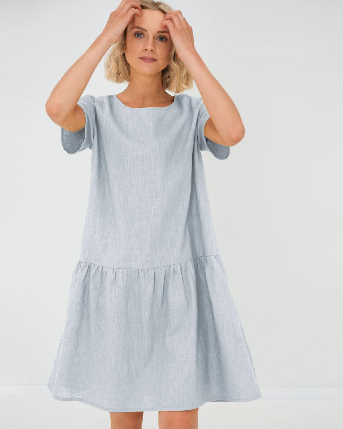 LeMuse BLOSSOM linen dress in light blue – studio hands on head #Color_Light blue