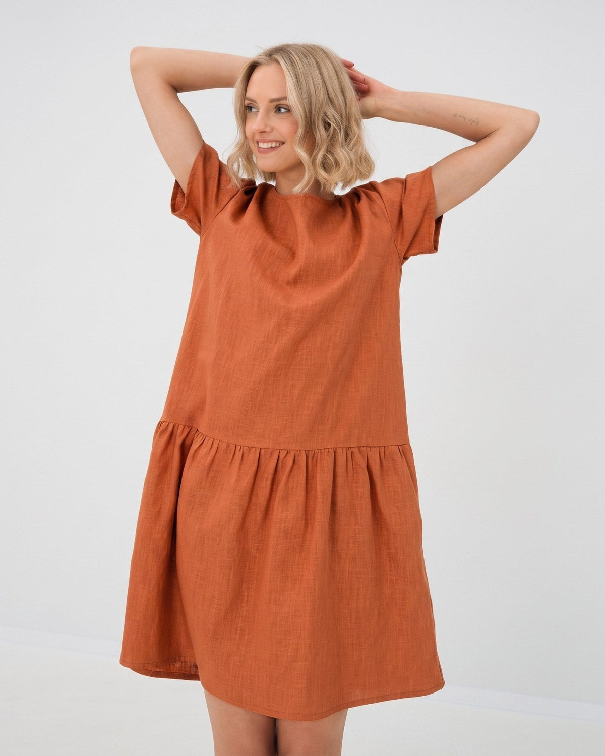 LeMuse BLOSSOM linen dress in orange – studio front, arms raised #Color_Orange