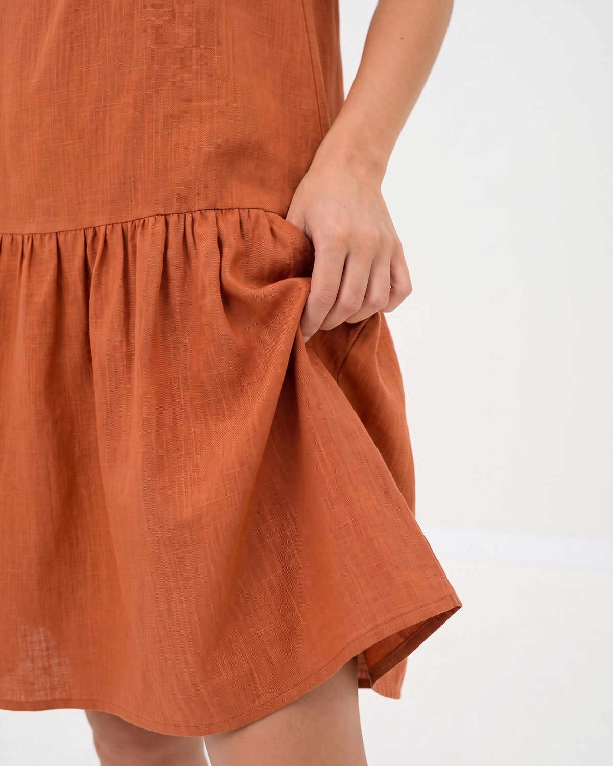 LeMuse BLOSSOM linen dress in orange – fabric and pocket close-up #Color_Orange