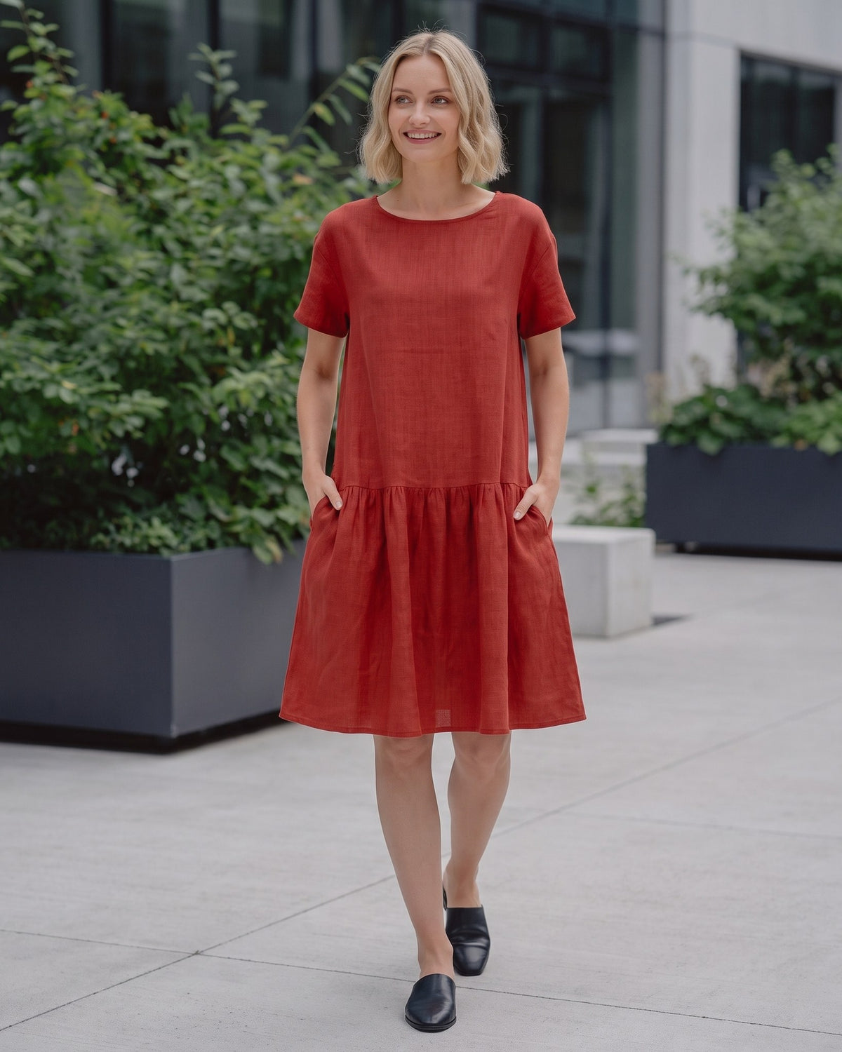 LeMuse BLOSSOM linen dress in red – lifestyle outdoors #Color_Red