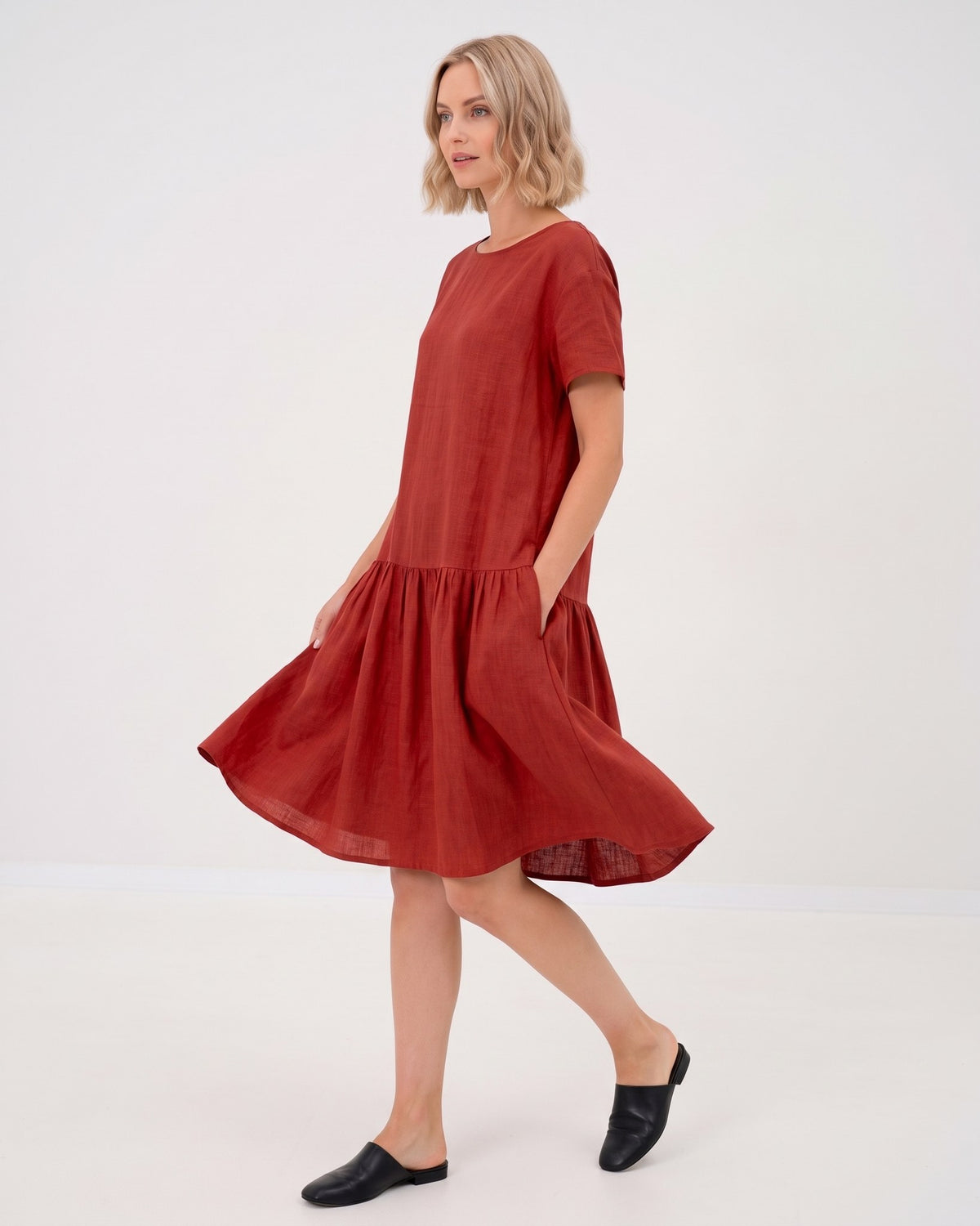 LeMuse BLOSSOM linen dress in red – side, skirt in motion #Color_Red