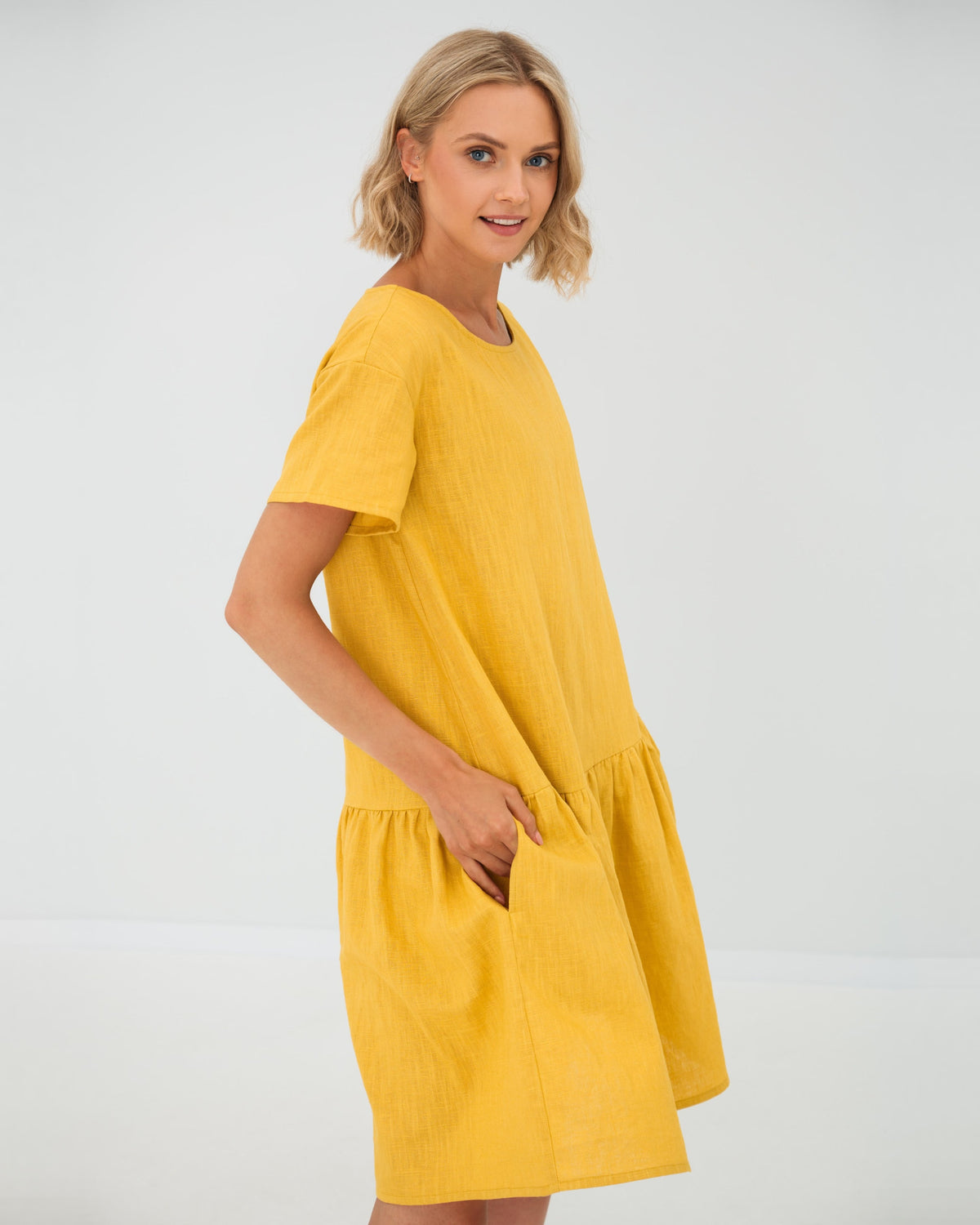 LeMuse BLOSSOM linen dress in yellow – hand in pocket 3/4 #Color_Yellow