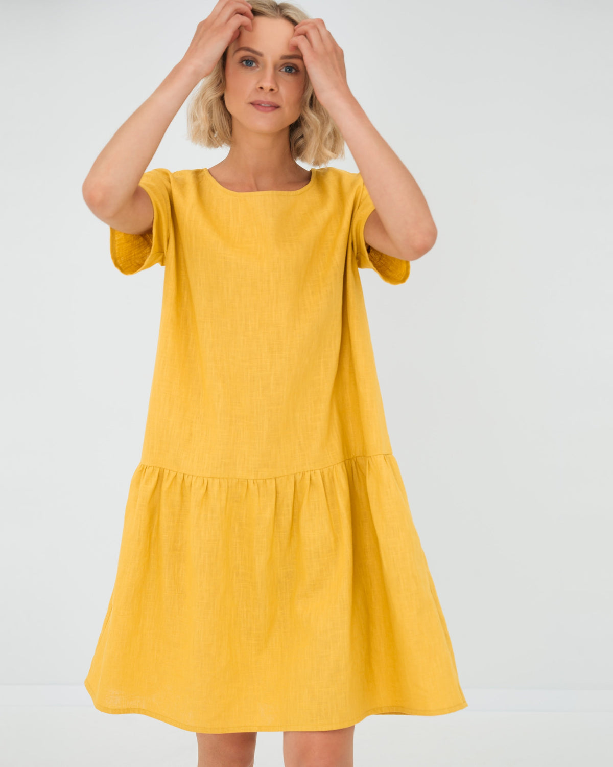 LeMuse BLOSSOM linen dress in yellow – hands on head #Color_Yellow