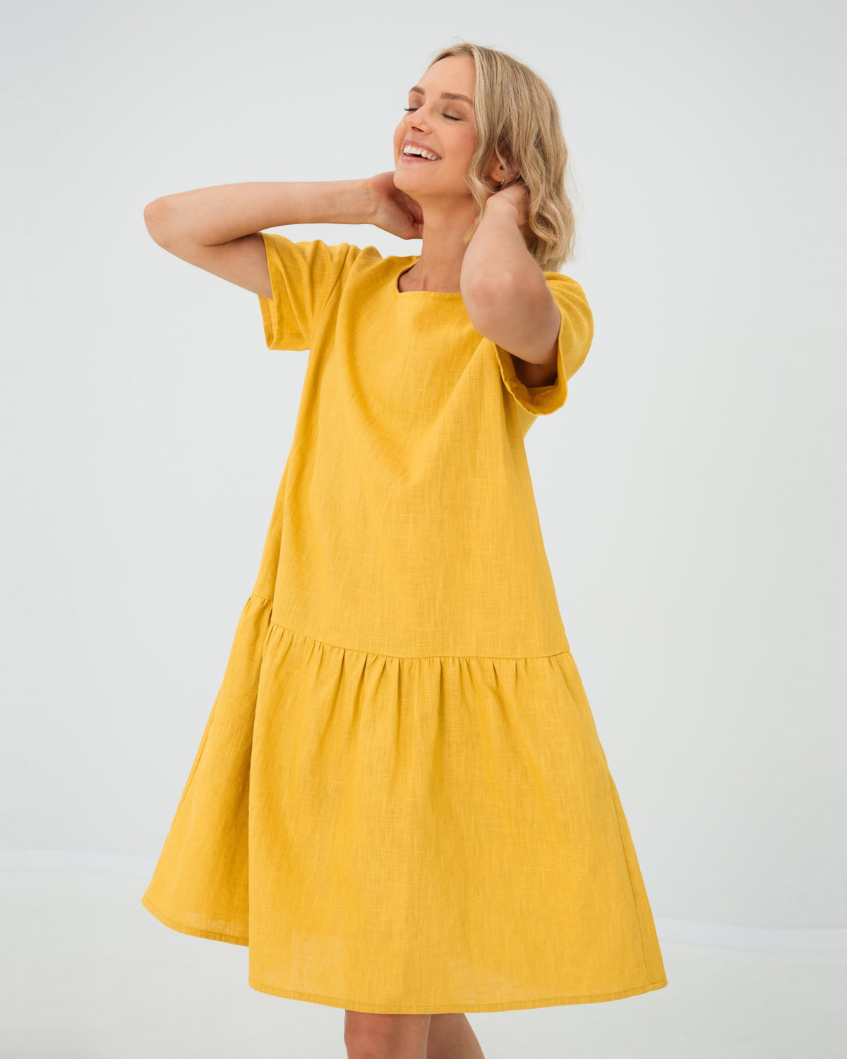 LeMuse BLOSSOM linen dress in yellow – arms raised #Color_Yellow