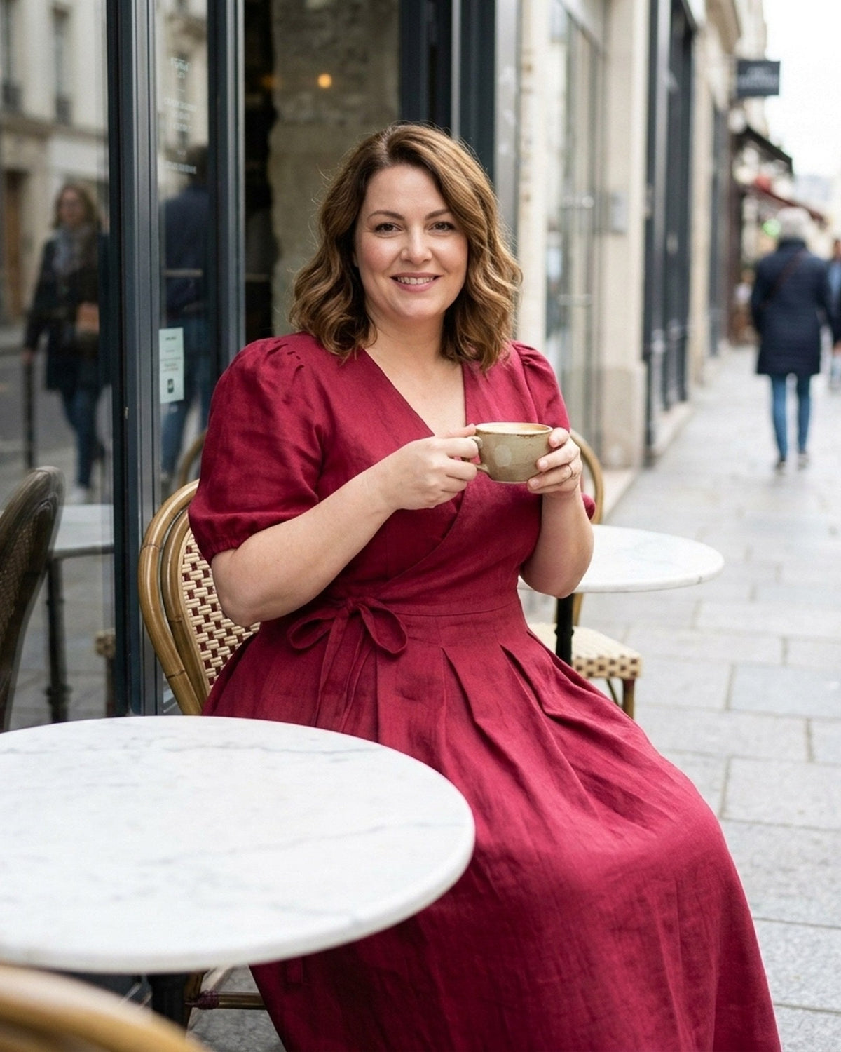 BONNIE – Linen Blend Puff Sleeve Tie-Waist Midi Dress – Burgundy suknelė, lifestyle photo, seated at a street café #Color_Burgundy
