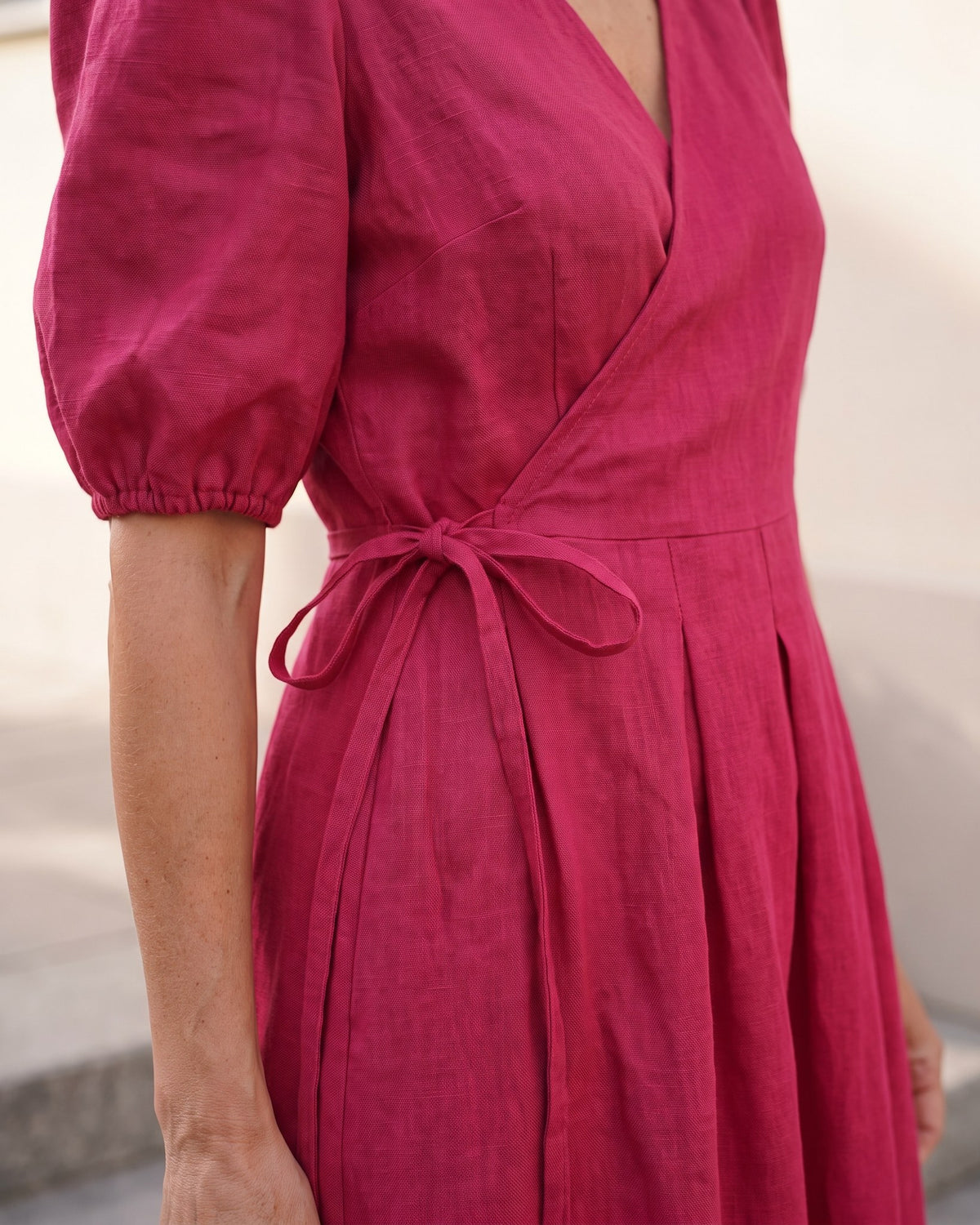 BONNIE – Linen Blend Puff Sleeve Tie-Waist Midi Dress – Cerise suknelė, close-up of the tie-waist knot, pleated skirt and puff sleeve cuff #Color_Cerise