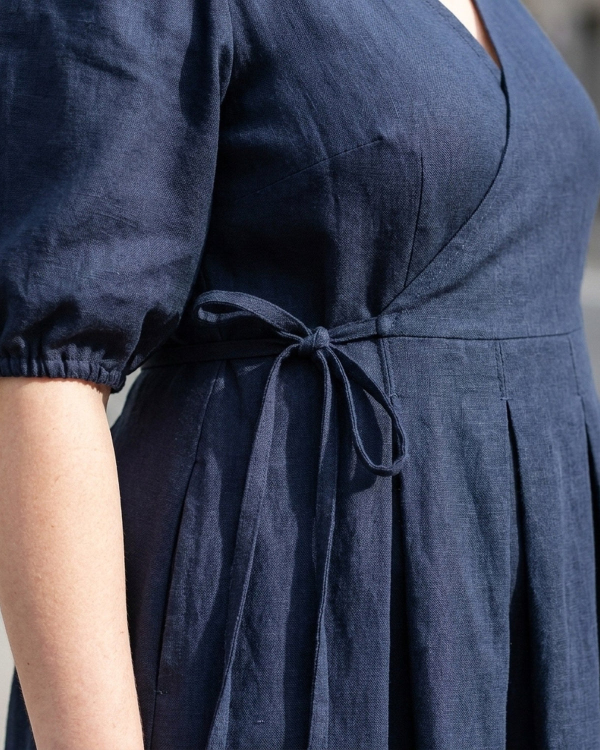 BONNIE – Linen Blend Puff Sleeve Tie-Waist Midi Dress – Deep blue suknelė, close-up of the tie-waist knot, pleated skirt and puff sleeve cuff #Color_Deep blue