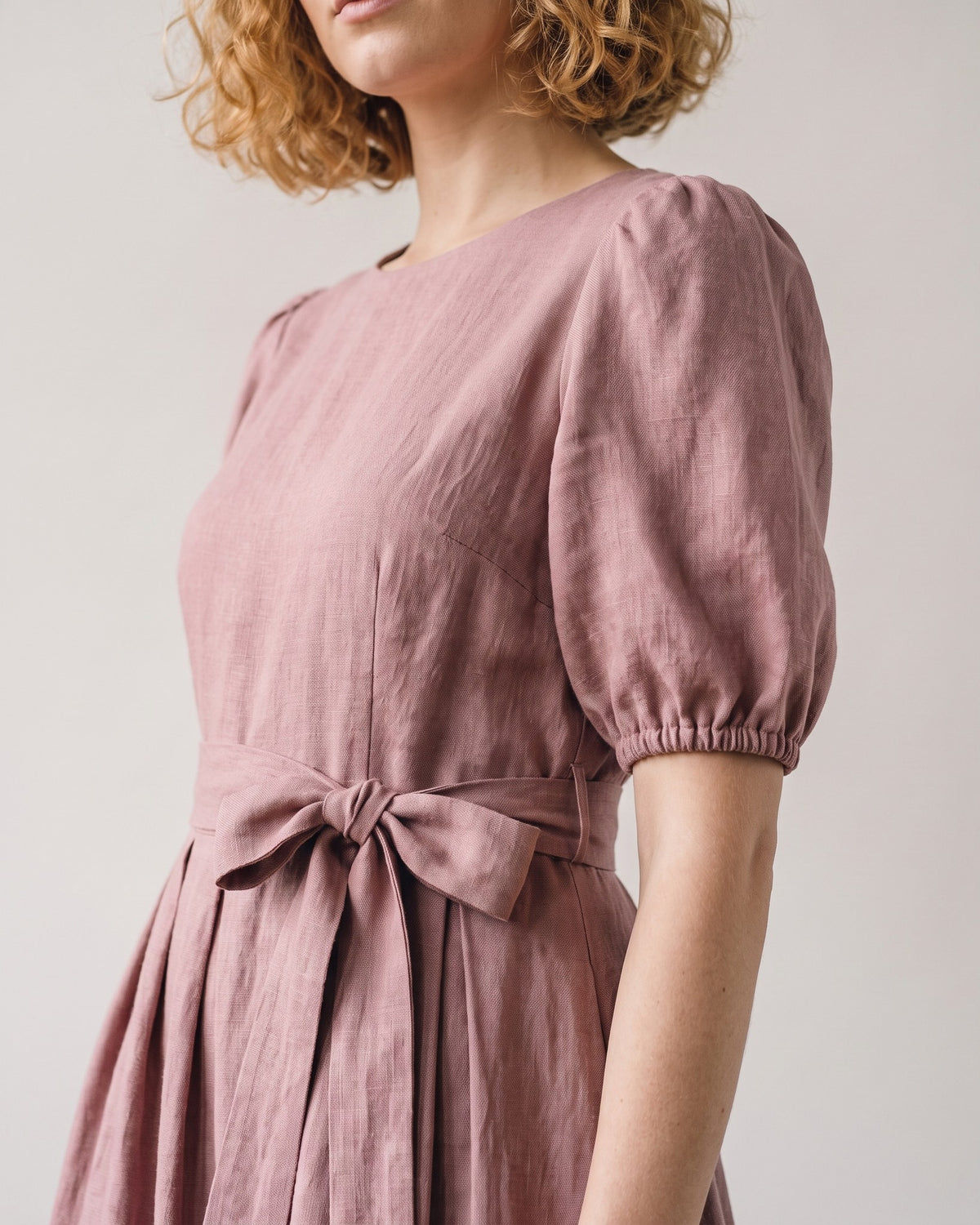 BONNIE – Linen Blend Puff Sleeve Tie-Waist Midi Dress – Dusty rose suknelė, close-up of the tie-waist knot, pleated skirt and puff sleeve cuff #Color_Dusty rose