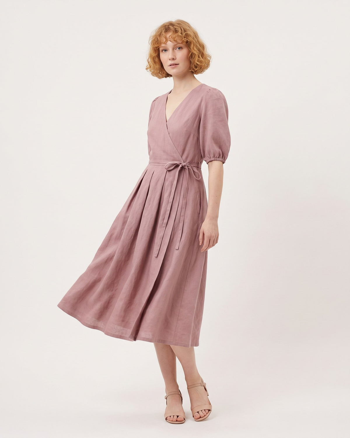BONNIE – Linen Blend Puff Sleeve Tie-Waist Midi Dress – Dusty rose suknelė, side view in motion, full length in studio #Color_Dusty rose