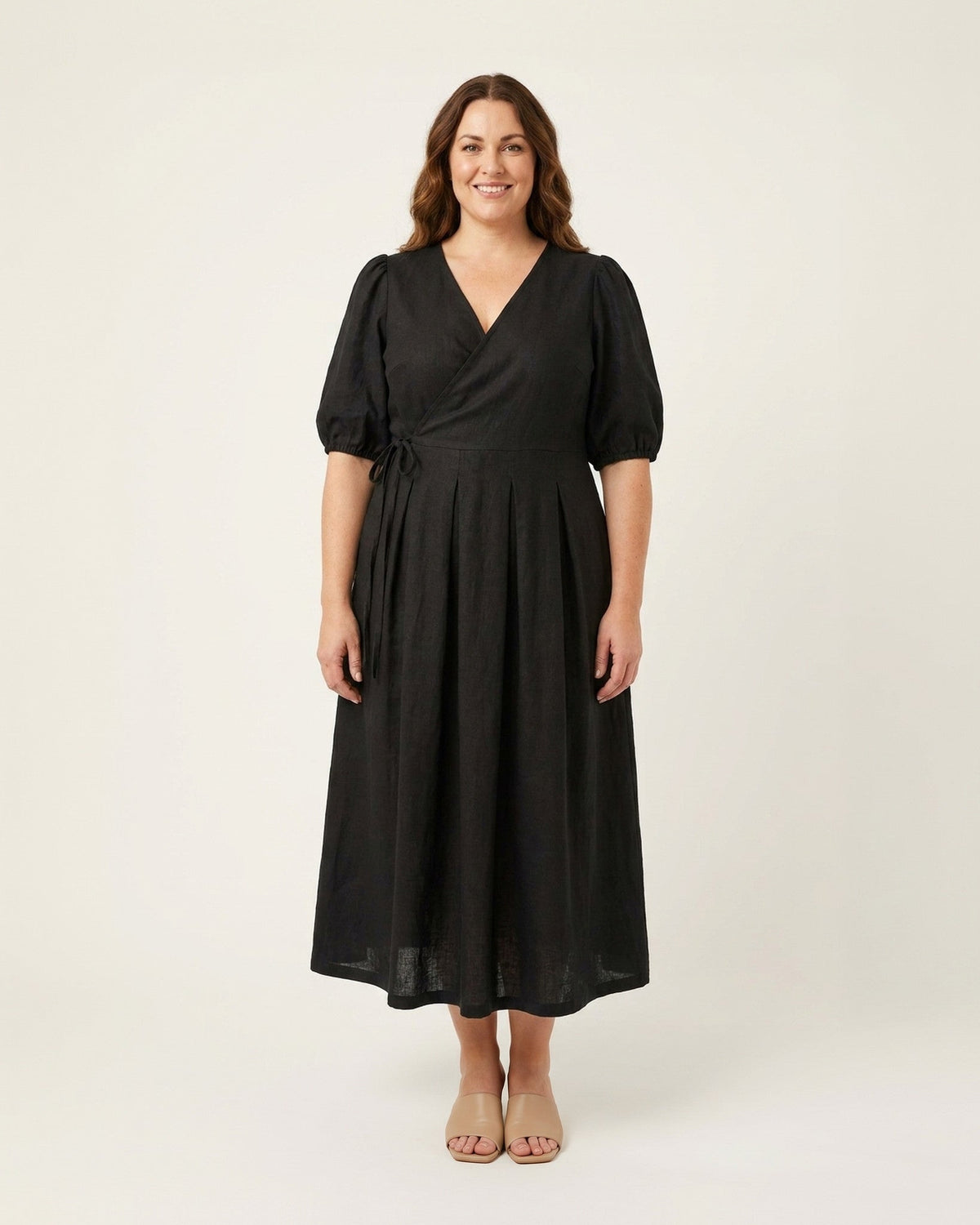BONNIE SUPERSTAR – Kjole i hørblanding med pufærmer og bindebånd i taljen — Plus size – hørkjole i sort, set forfra i fuld længde i studiet