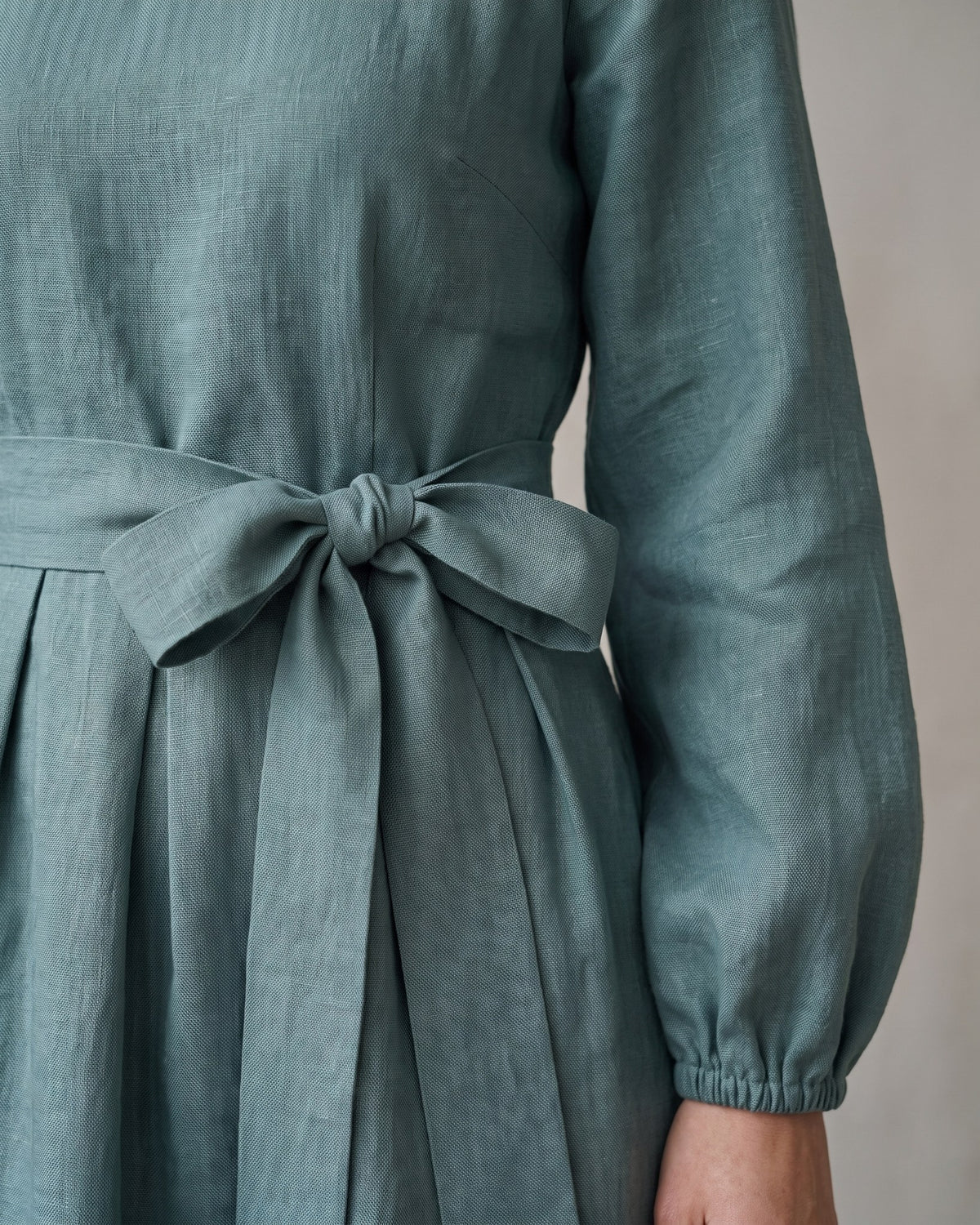 BONNIE – Linen Blend Puff Sleeve Tie-Waist Midi Dress – Teal suknelė, close-up of the tie-waist knot, pleated skirt and puff sleeve cuff #Color_Teal