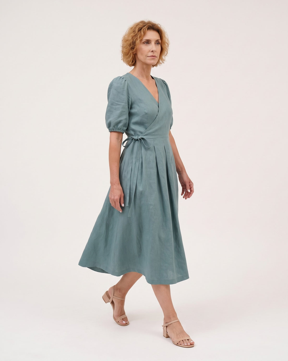 BONNIE – Linen Blend Puff Sleeve Tie-Waist Midi Dress – Teal suknelė, side view in motion, full length in studio #Color_Teal