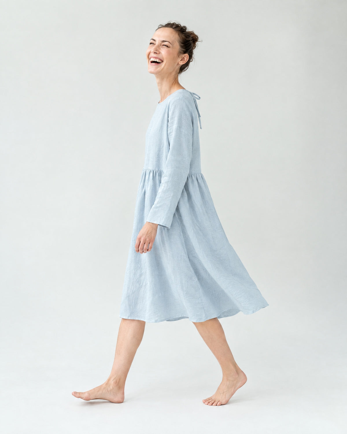 CANDY – Linen Blend Long Sleeve Gathered Dress – Light blue suknelė, šonas judesyje #Color_Light blue