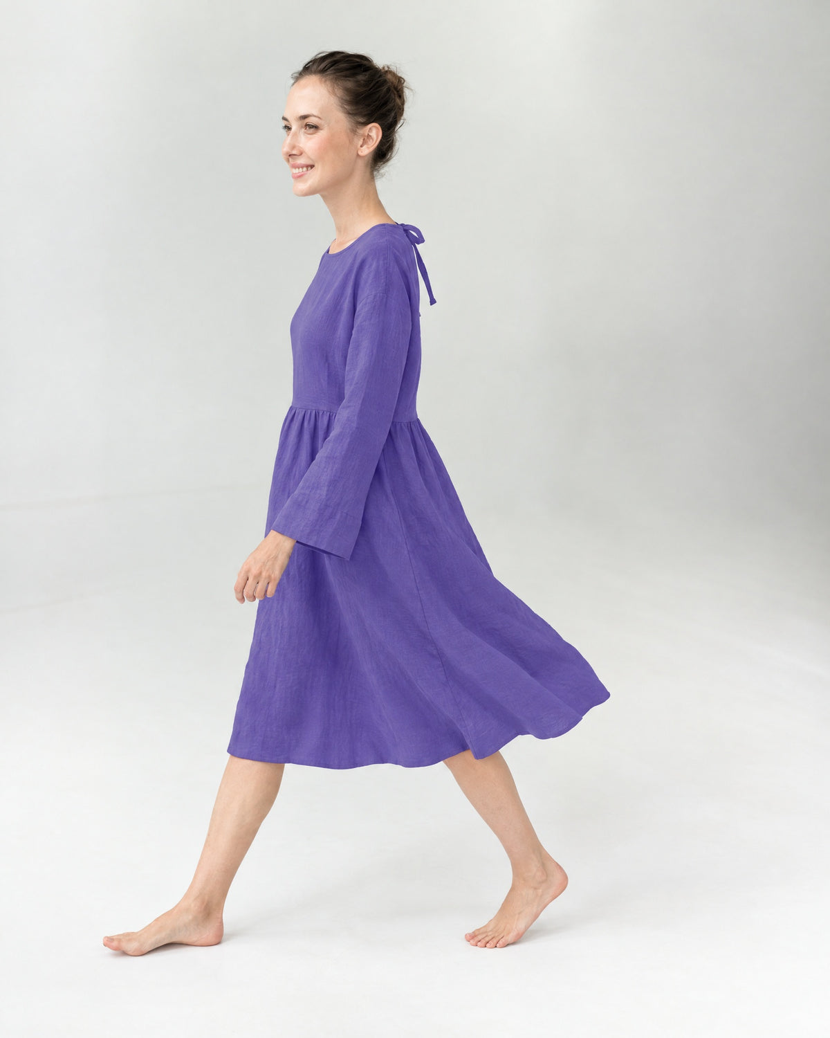 CANDY – Linen Blend Long Sleeve Gathered Dress – Purple suknelė, šonas judesyje #Color_Purple