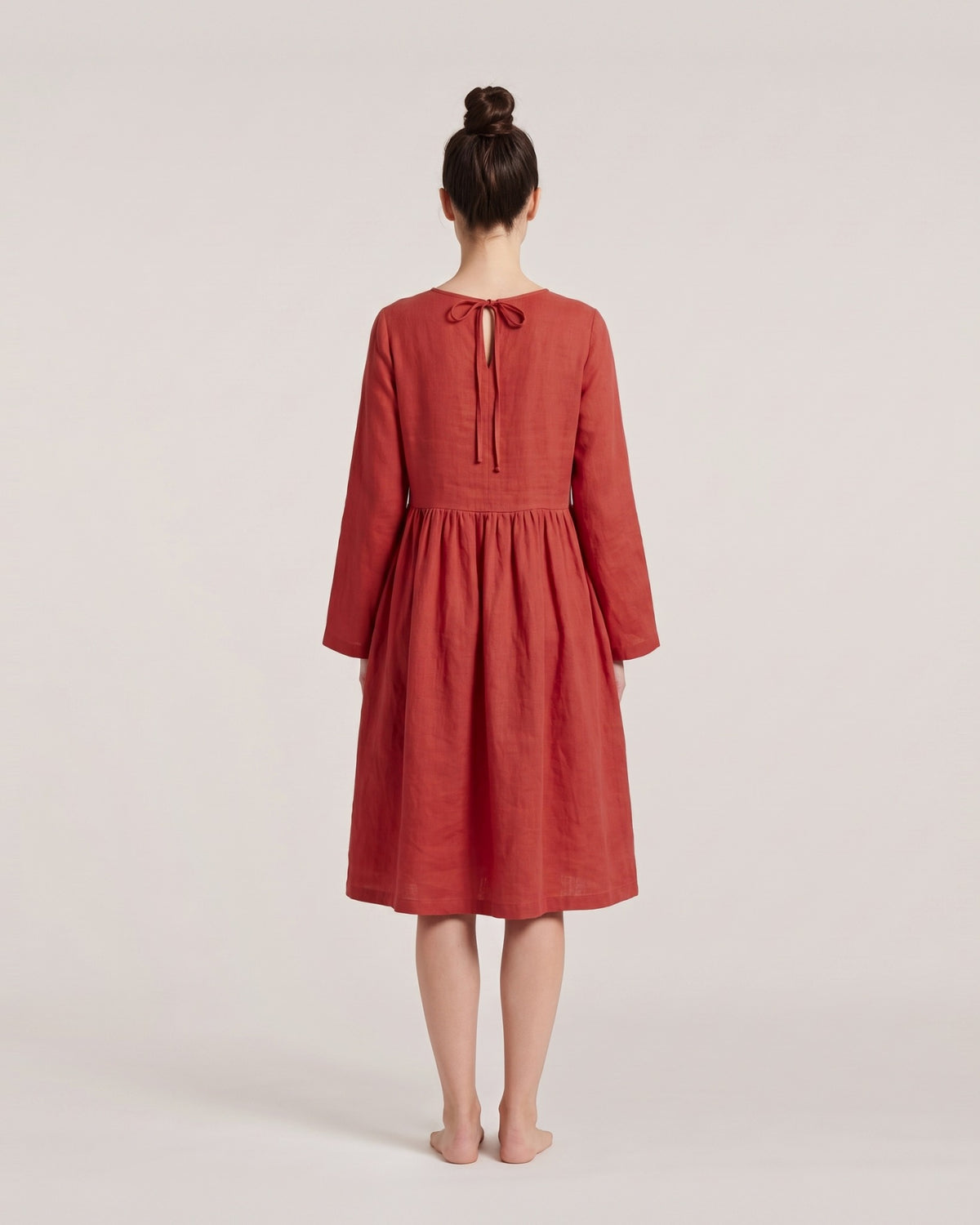 CANDY – Linen Blend Long Sleeve Gathered Dress – Red suknelė, nugara su kaspinu #Color_Red