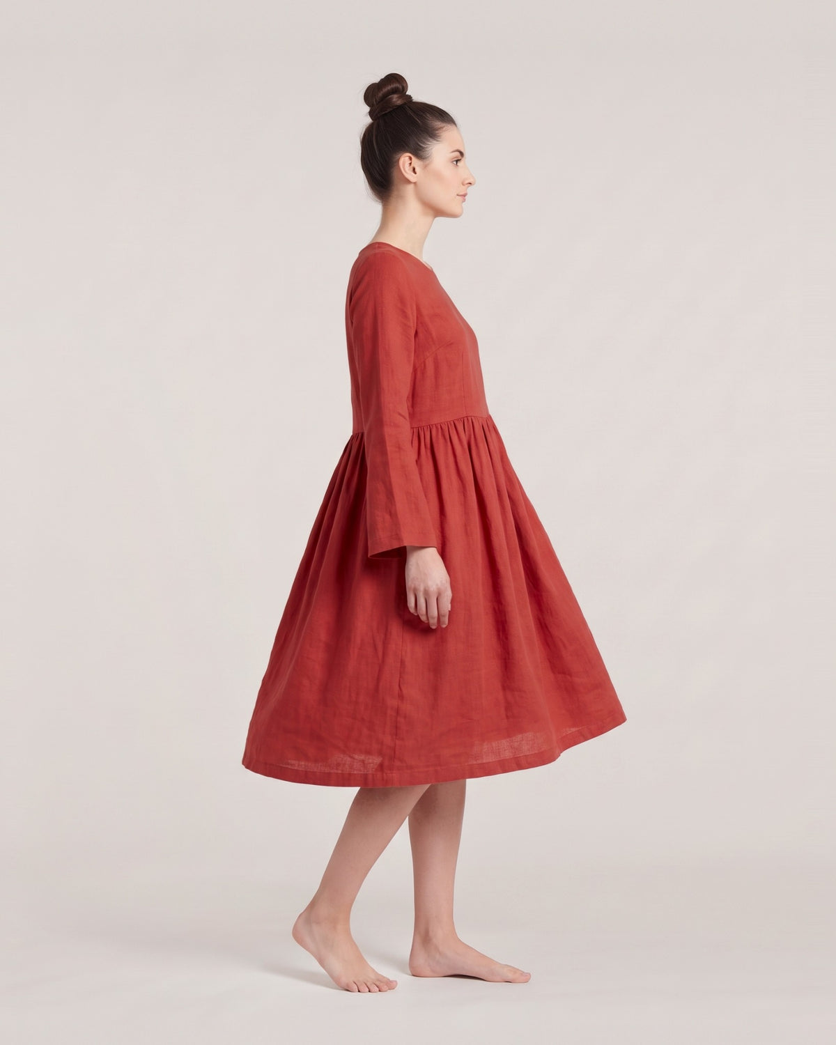 CANDY – Linen Blend Long Sleeve Gathered Dress – Red suknelė, šonas judesyje #Color_Red