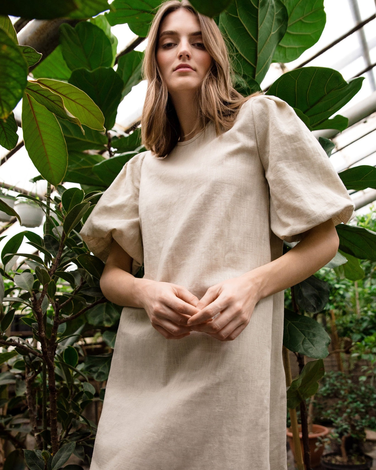 CHARM – Beige suknėlė, lifestyle priekio detalė #Color_Beige