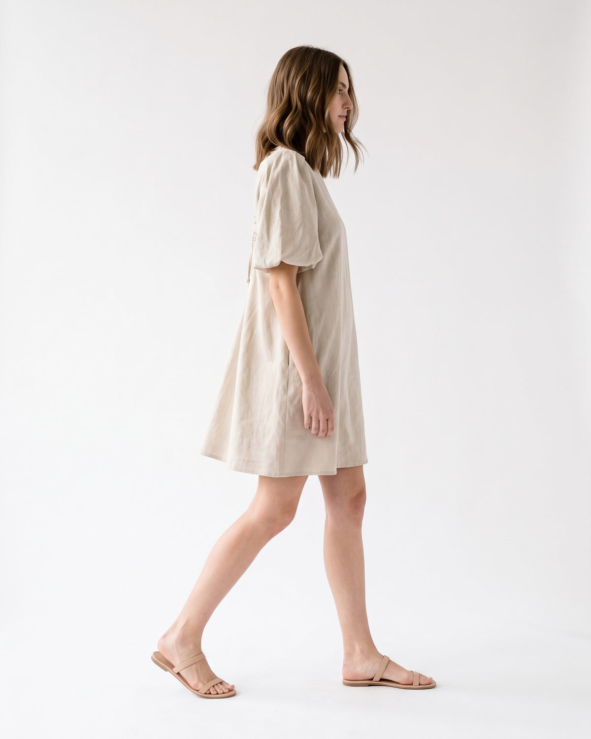 CHARM – Beige suknėlė, šonas / judesys studija #Color_Beige