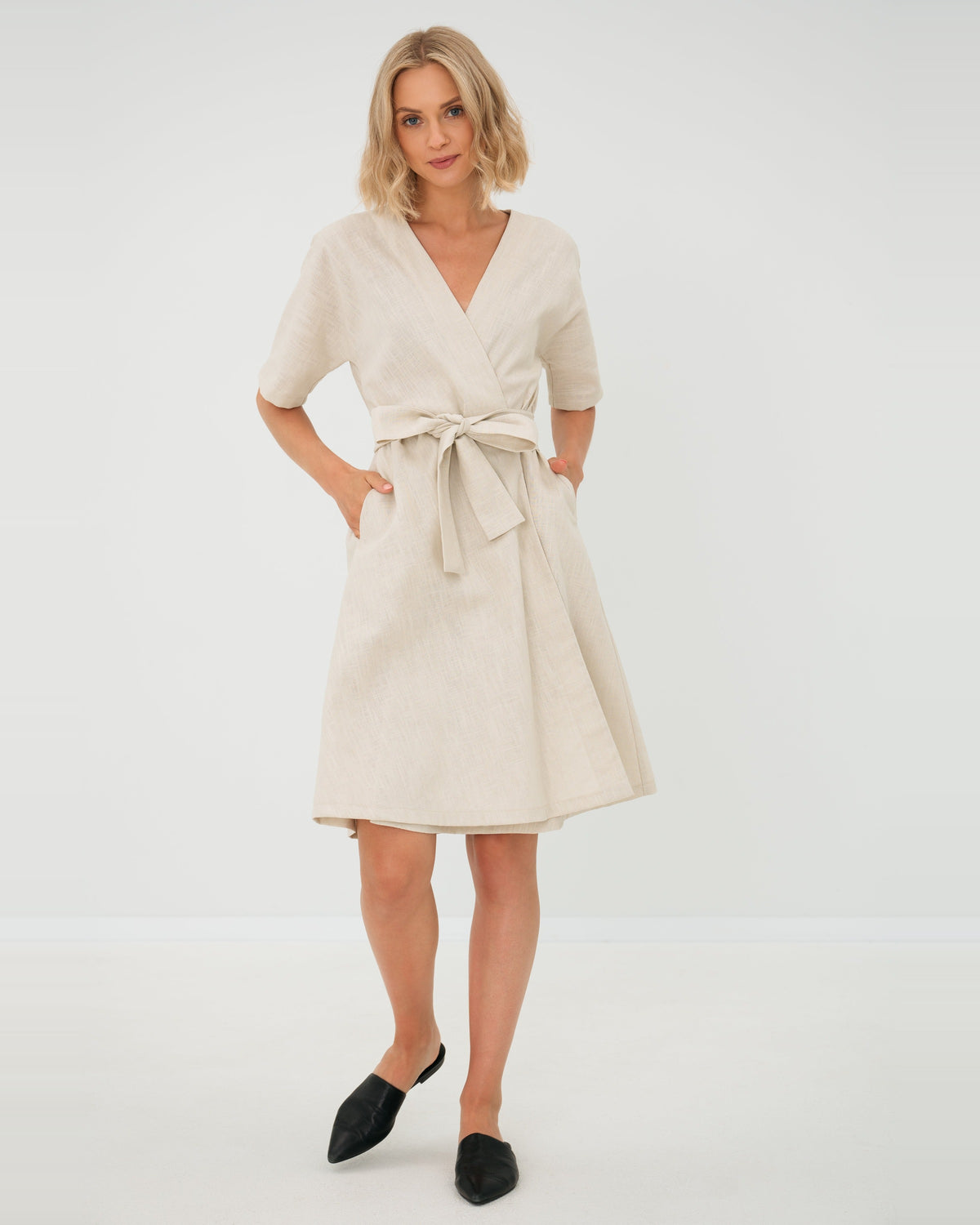 LeMuse CHLOE, robe en lin beige – face en studio, en pied