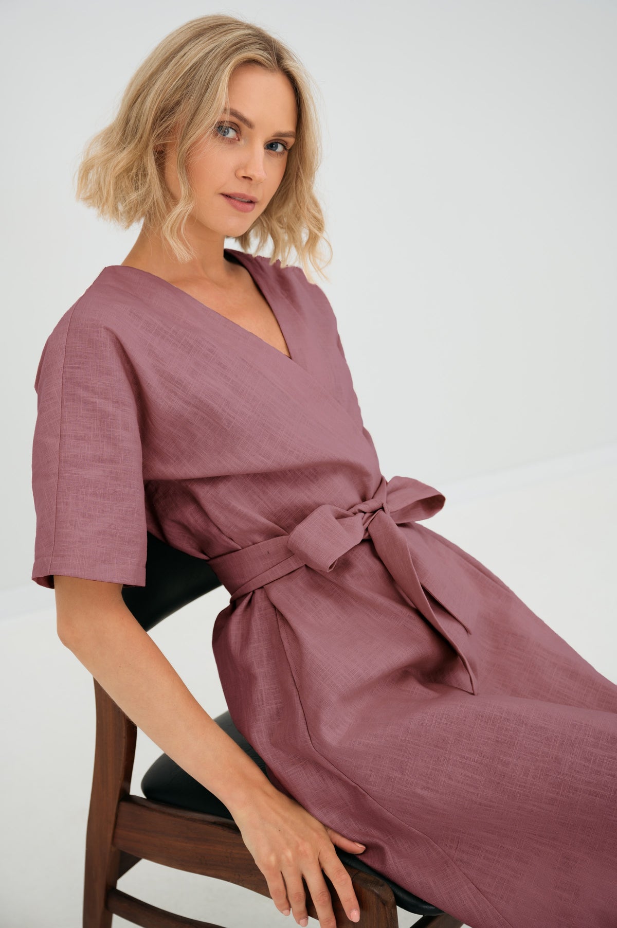 LeMuse CHLOE linen dress in dusty rose – seated close-up, bow detail #Color_Dusty rose