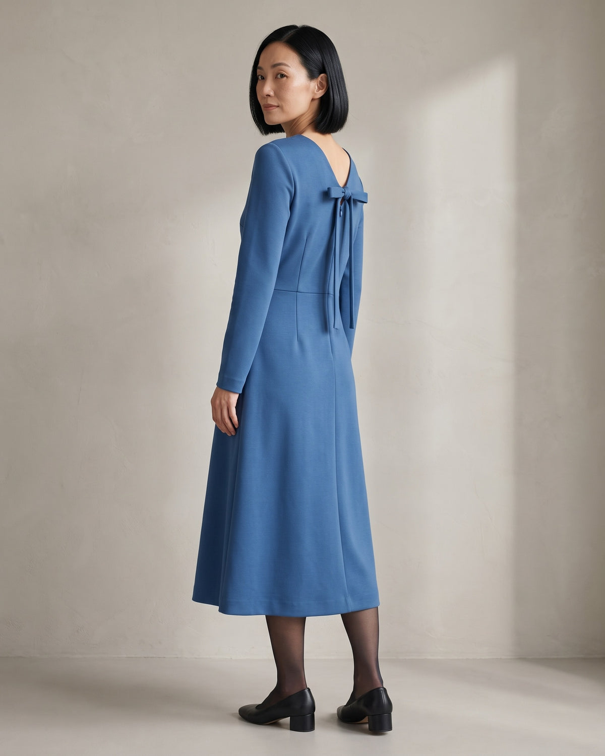 CLARA midi dress in Blue, three-quarter back view with the narrow bow